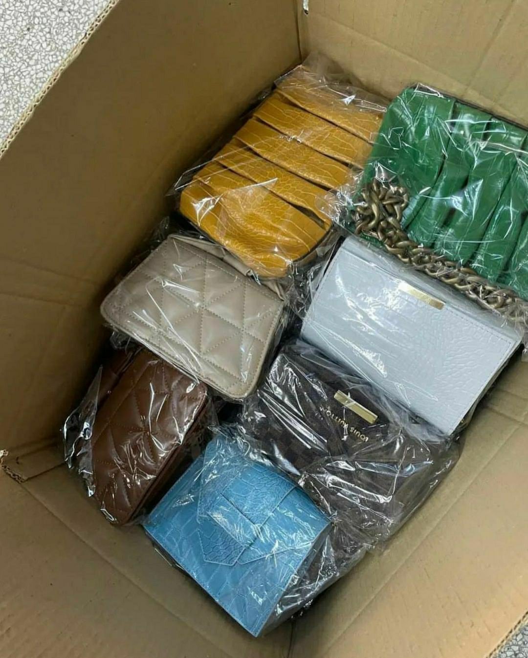 18671 WOMEN’S BAGS & PURSES – PALLET LOT