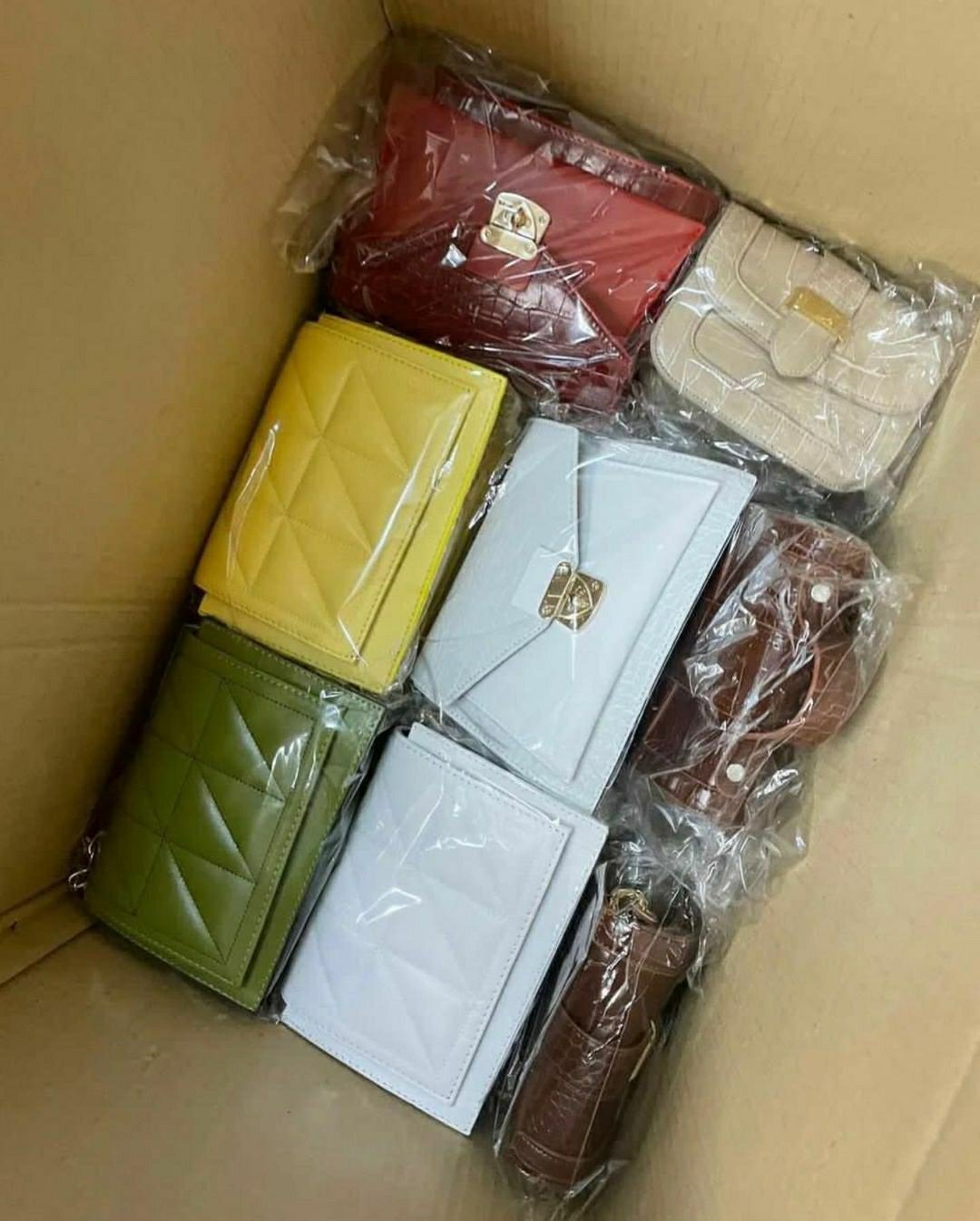 18673 WOMEN’S BAGS & PURSES – PALLET LOT