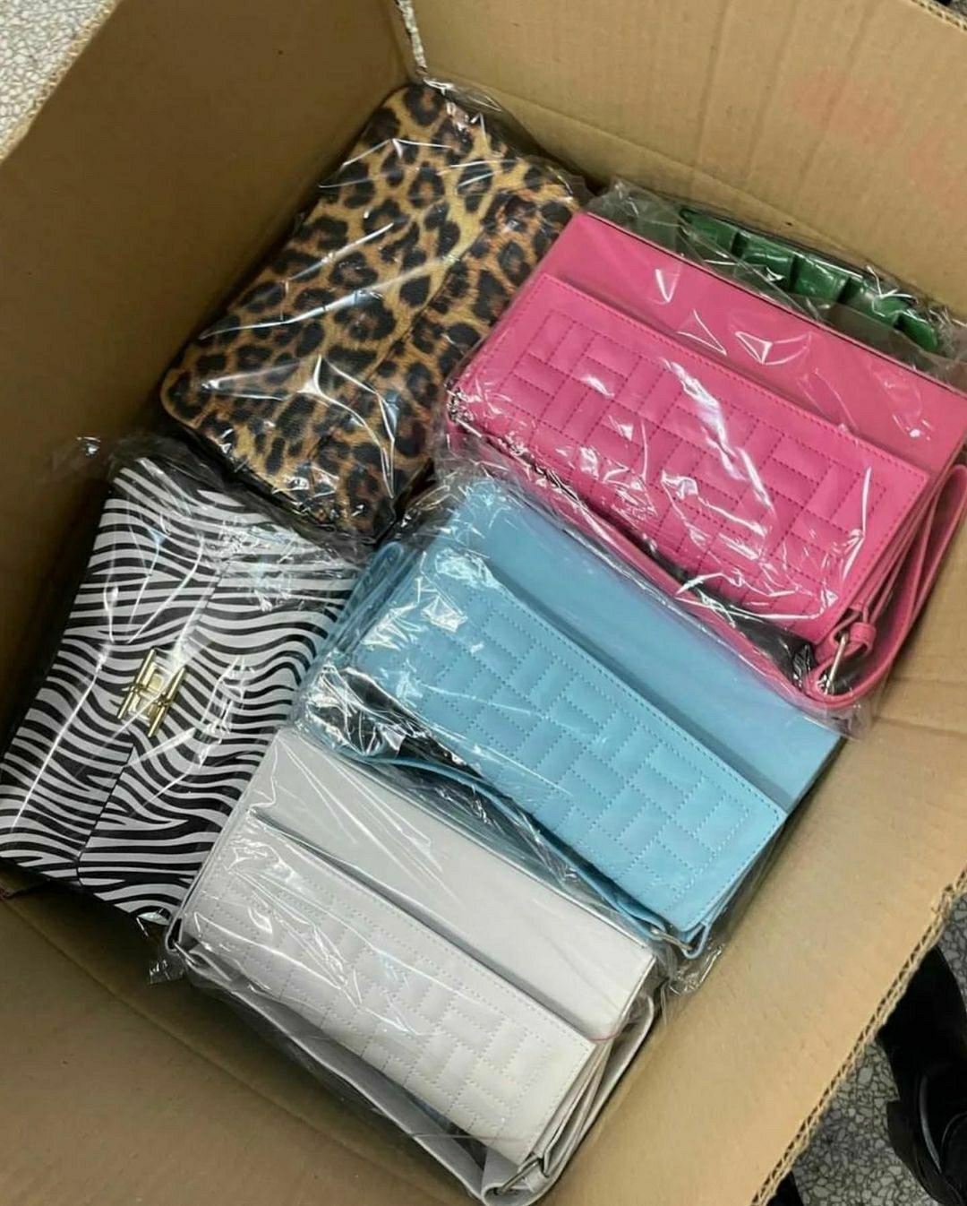 18677 WOMEN’S BAGS & PURSES – PALLET LOT