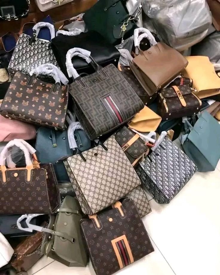 WOMEN’S BAGS & PURSES – PALLET LOT WOMEN’S BAGS & PURSES – PALLET LOT