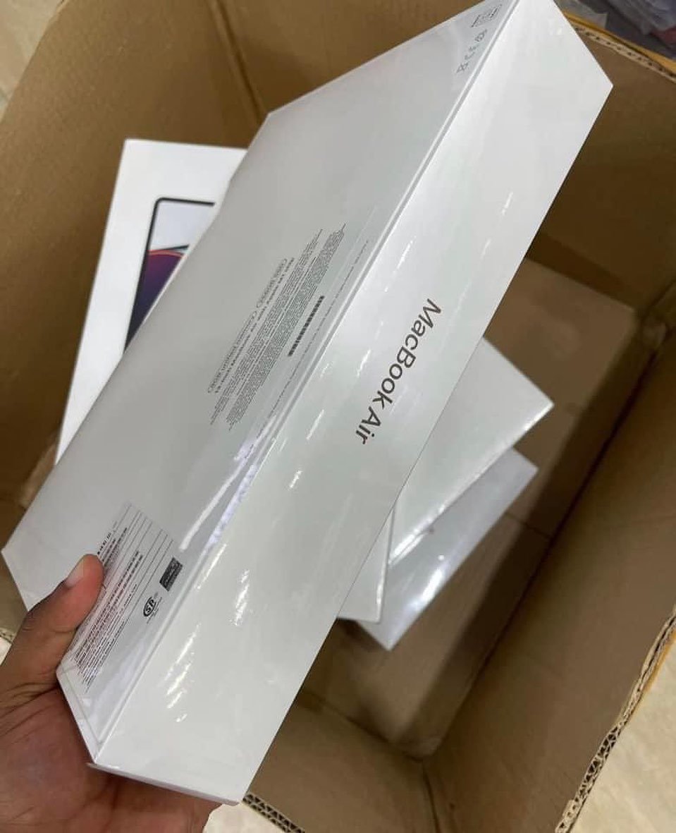 36569 MacBook Air 13.6″ (M2/8GB/256GB)