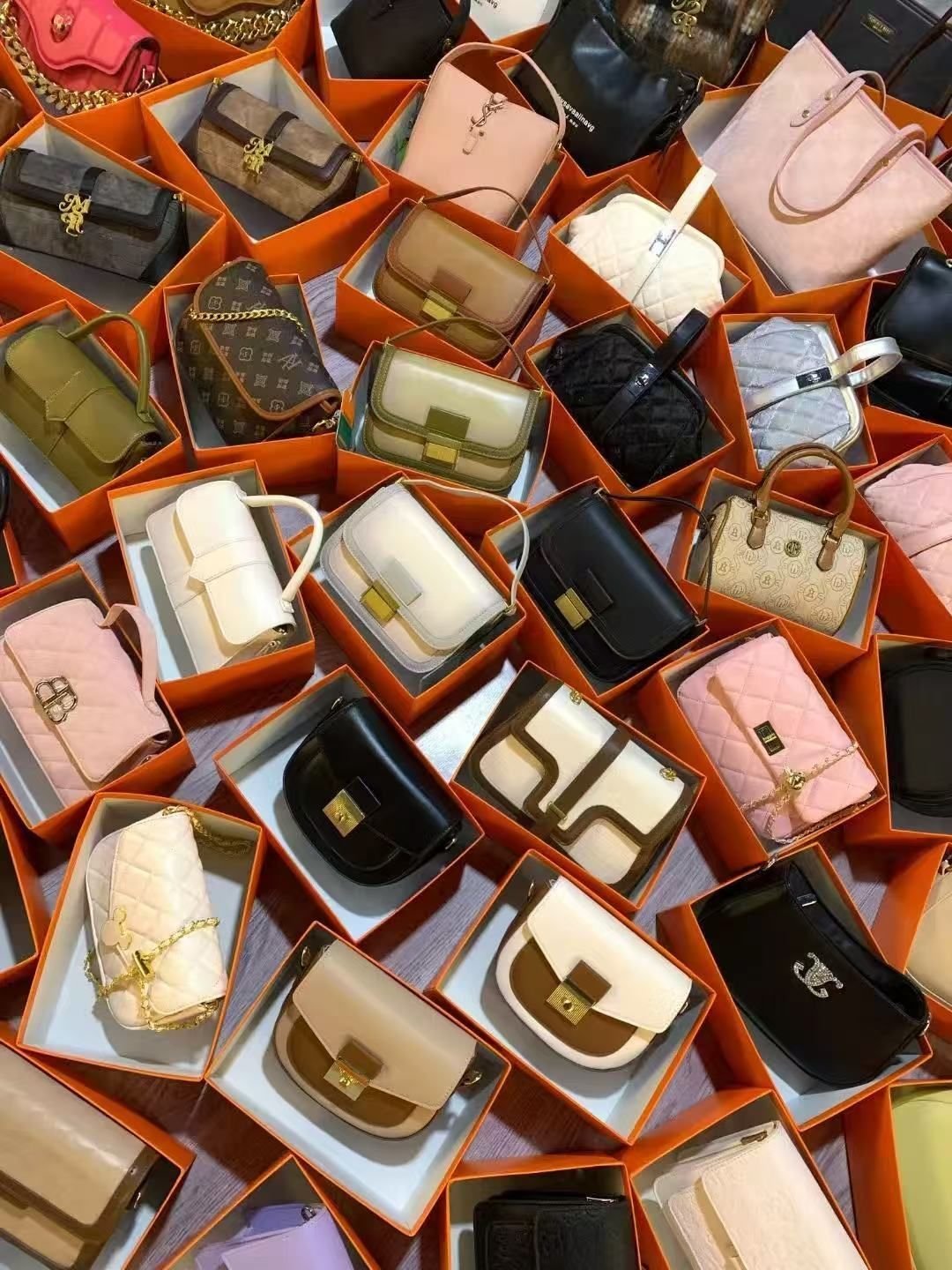 4f968e032abbdff3ae3eb579494fa8e9 WOMEN’S BAGS & PURSES – PALLET LOT